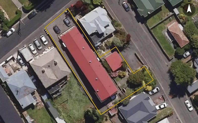 11 Neidpath Road