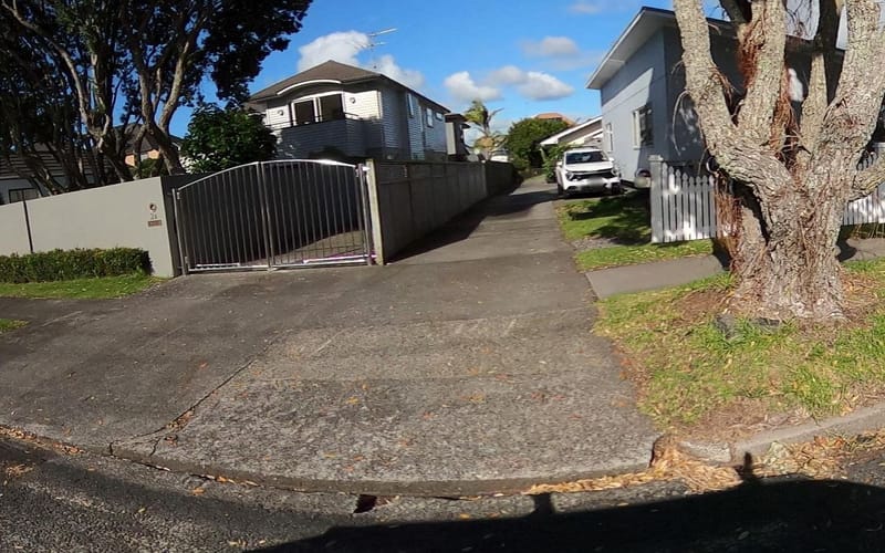 2/2 Eastern Beach Road