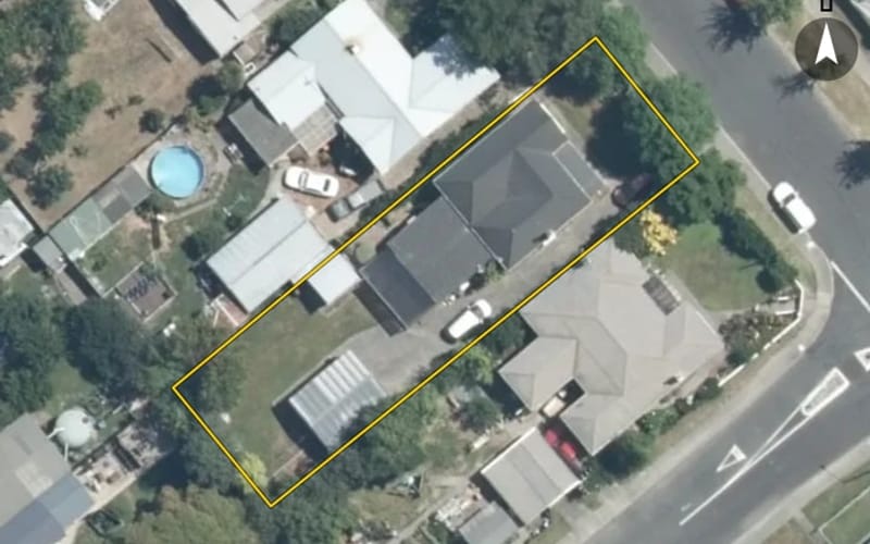 702 Avenue Road West