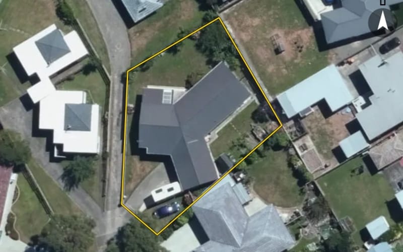 11 Hollows Crescent