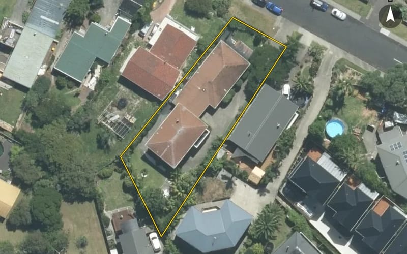 1/4 Holt Avenue