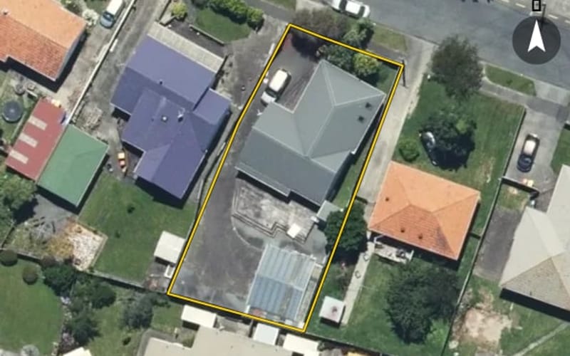 10 Hall Crescent