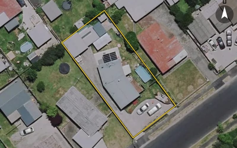 6 Lindsay Crescent