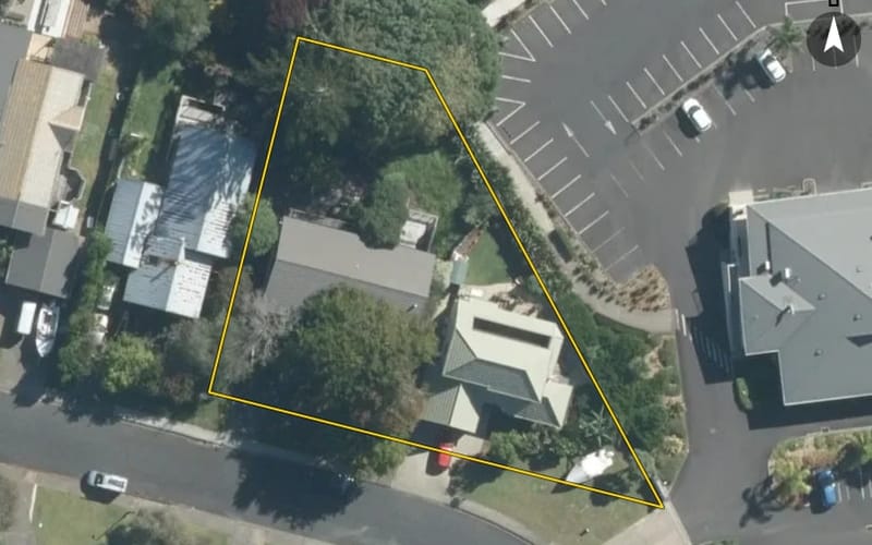 2/4 John Dee Crescent