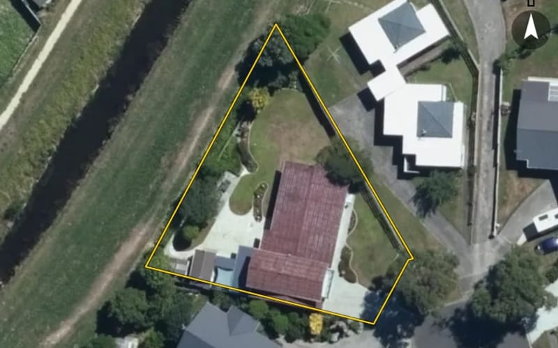 8 Hollows Crescent