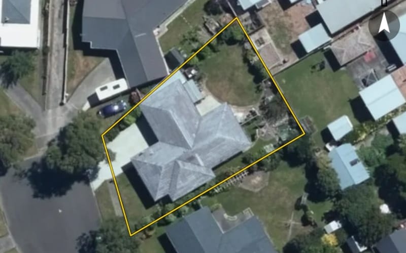 12 Hollows Crescent